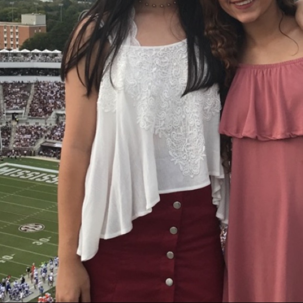 Super cute white top!